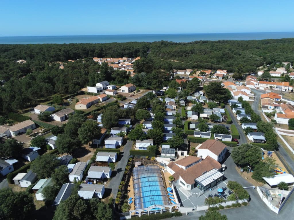 Vue aérienne sur le camping La Frétille à Longeville-sur-mer en Vendée.